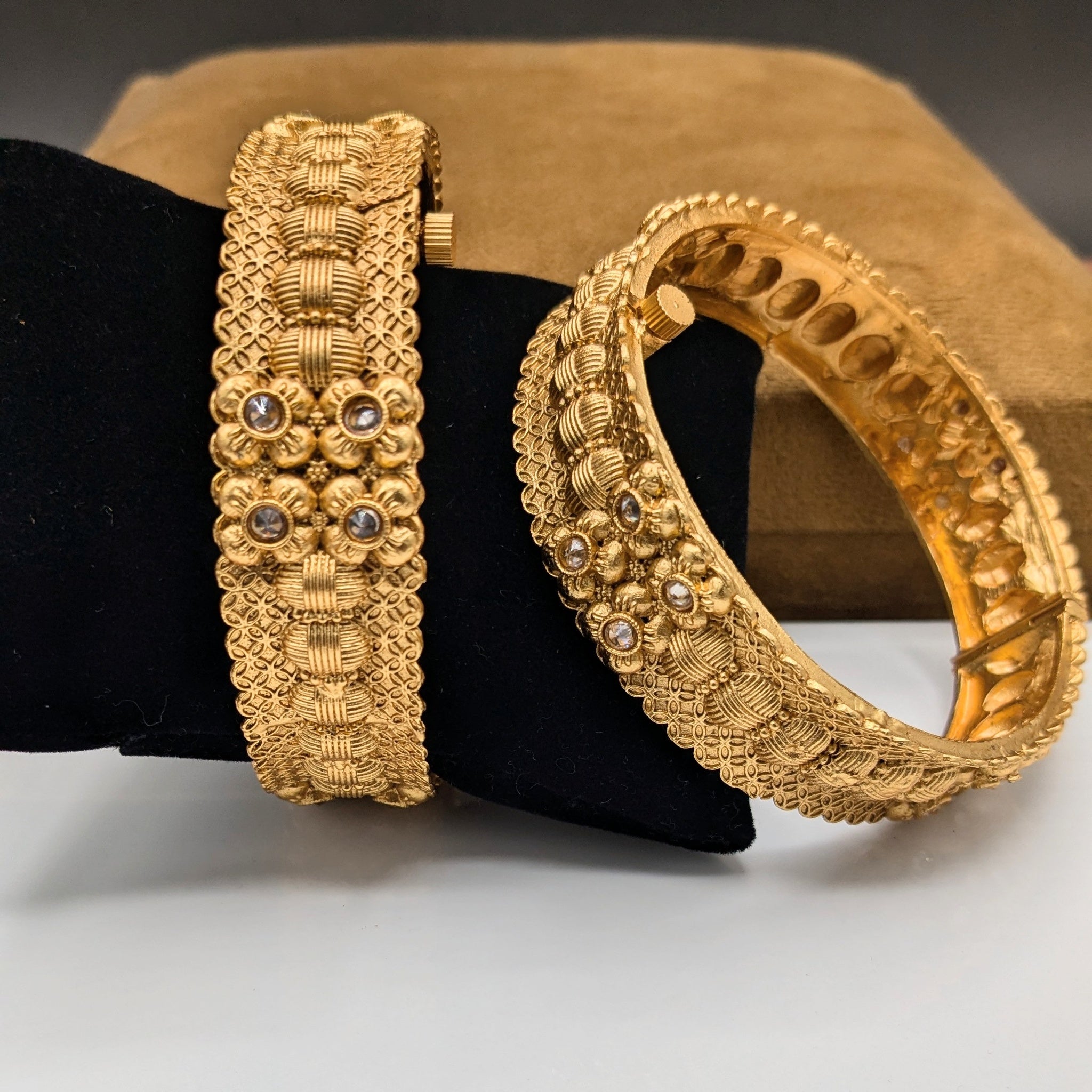 Rajwari decent design 2 pc kara (FSKB92)