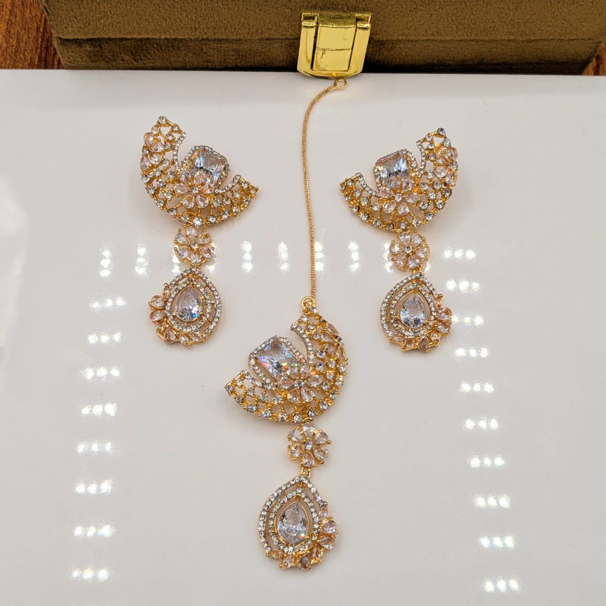 Gracious Bindia Ear Rings Set