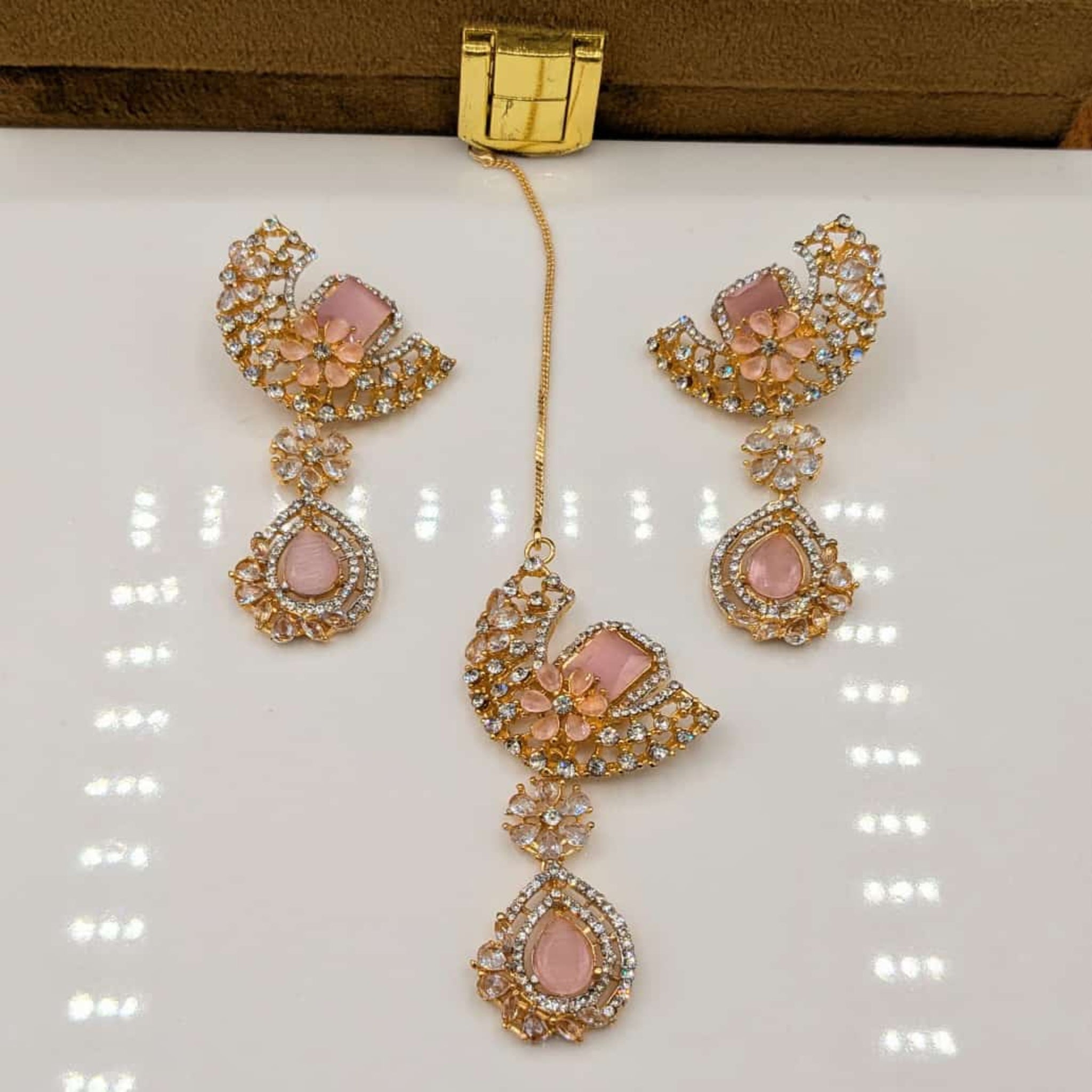 Gracious Bindia Ear Rings Set