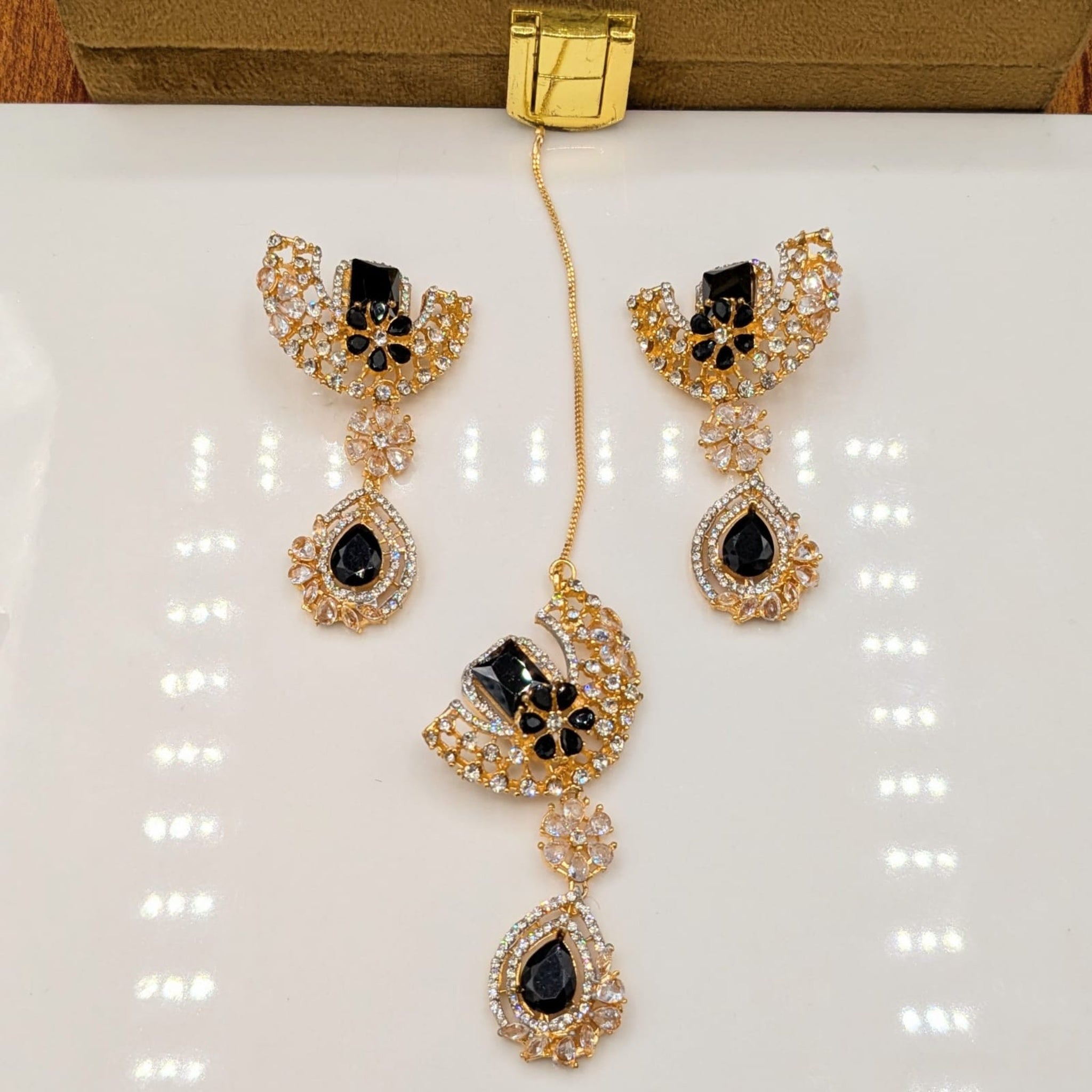 Gracious Bindia Ear Rings Set