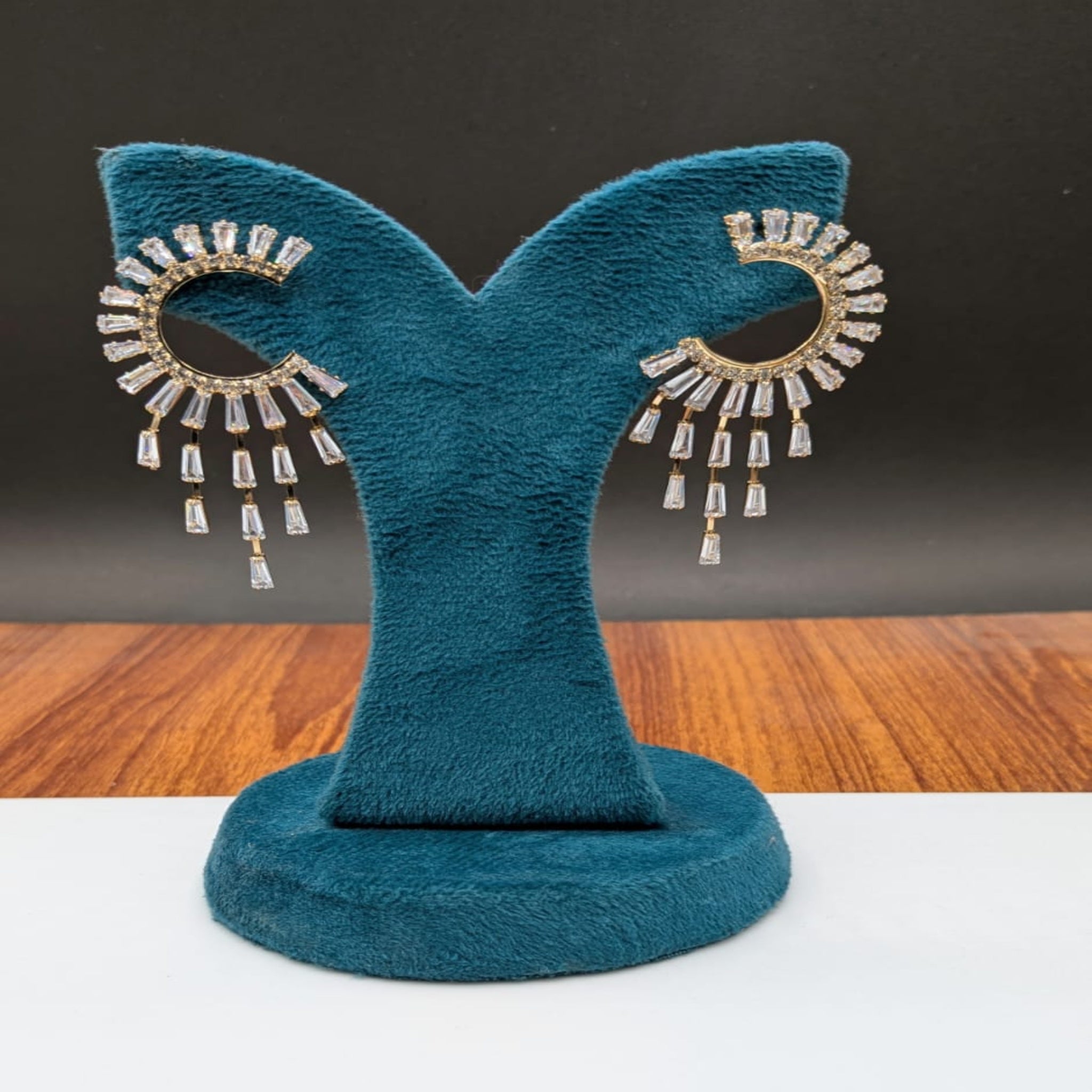 Zircon Curvy Trendy Ear Rings (FSE44)