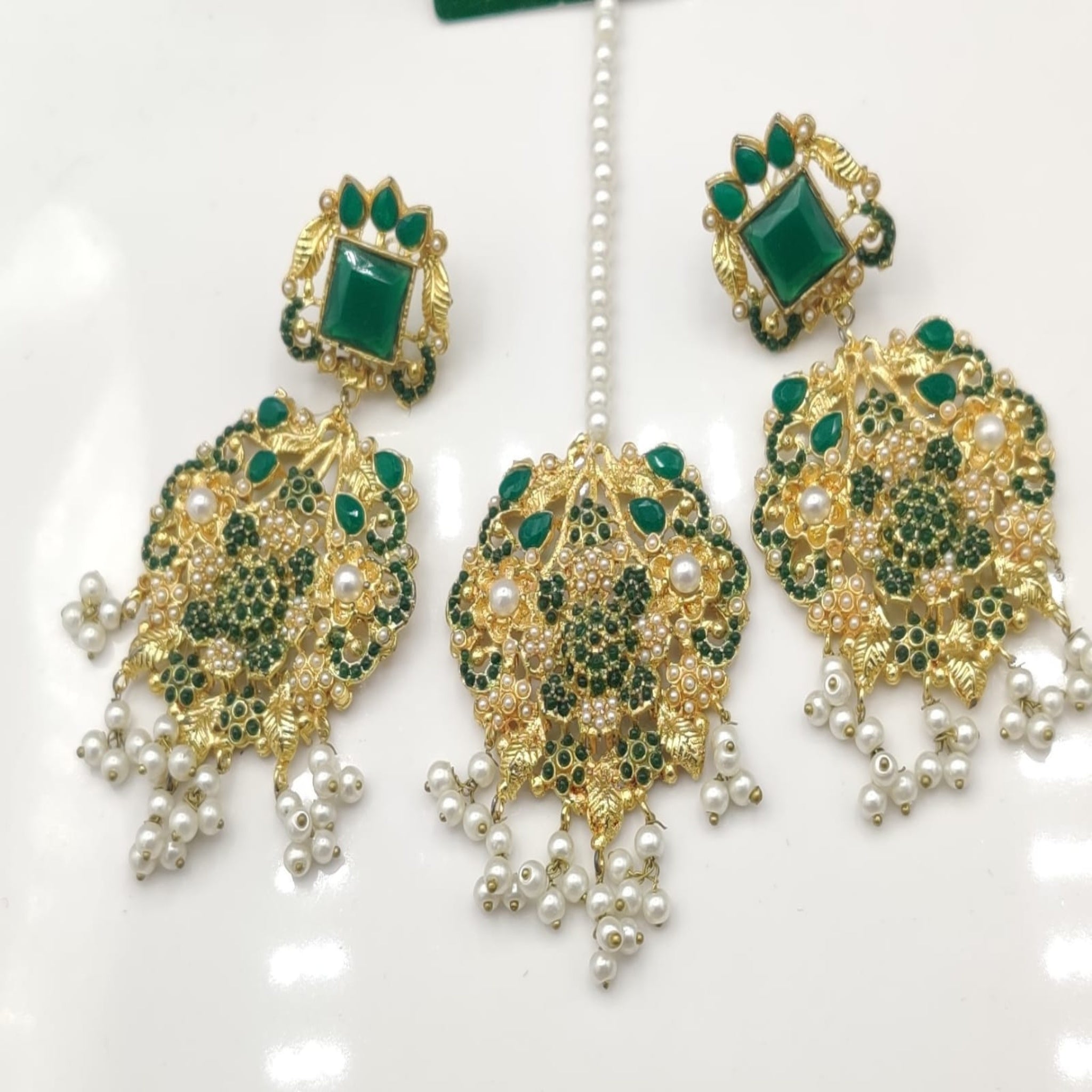 Elegant Kundan Ear Ring Bindia Set