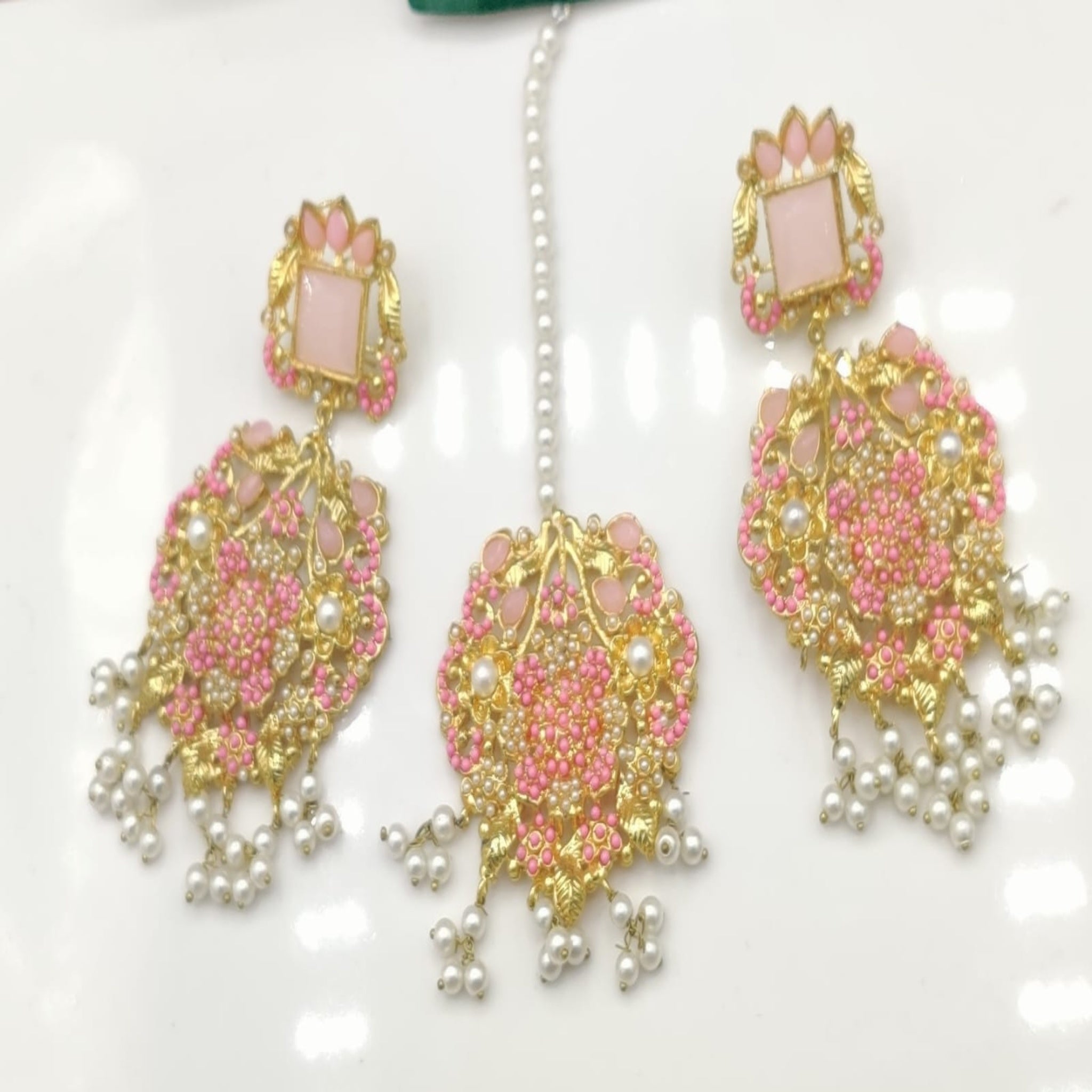 Elegant Kundan Ear Ring Bindia Set