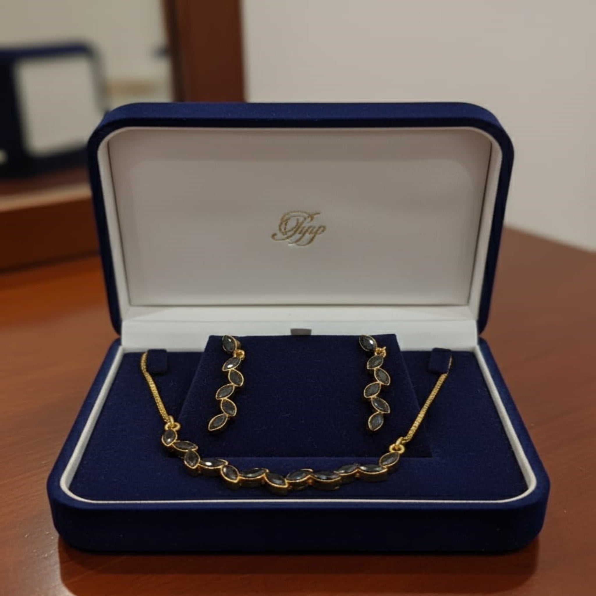 Stylish Liner Necklace Set (FDN154)